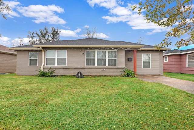 single story home with a front lawn