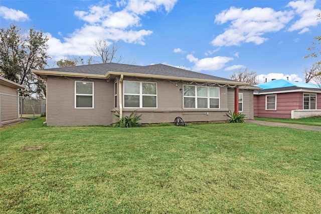 single story home featuring a front yard