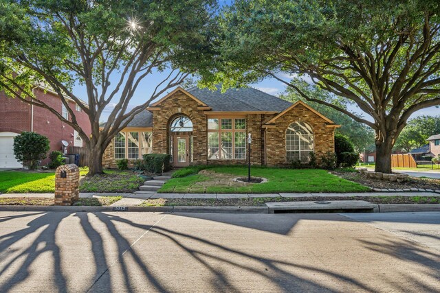 view of front of house featuring a front yard