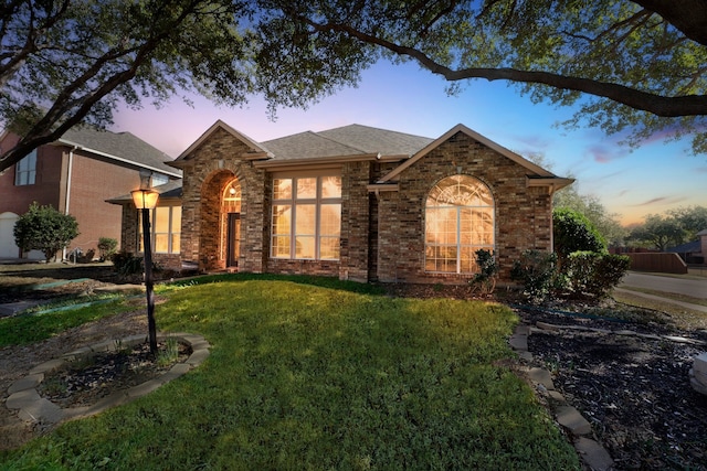 view of front of property featuring a yard