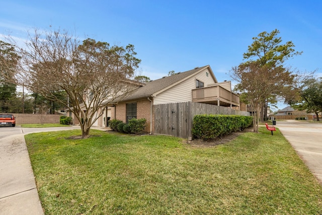 view of side of property featuring a lawn