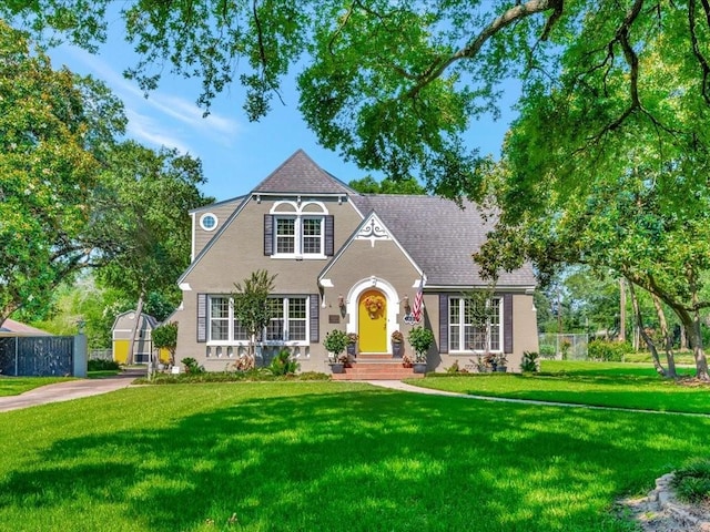 view of front of house featuring a front lawn