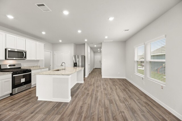 kitchen featuring a sink, visible vents, stainless steel appliances, and recessed lighting