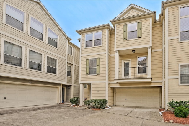 1211 Ennis St, Houston, TX 77003 - townhome / multi-family property featuring concrete driveway and a garage