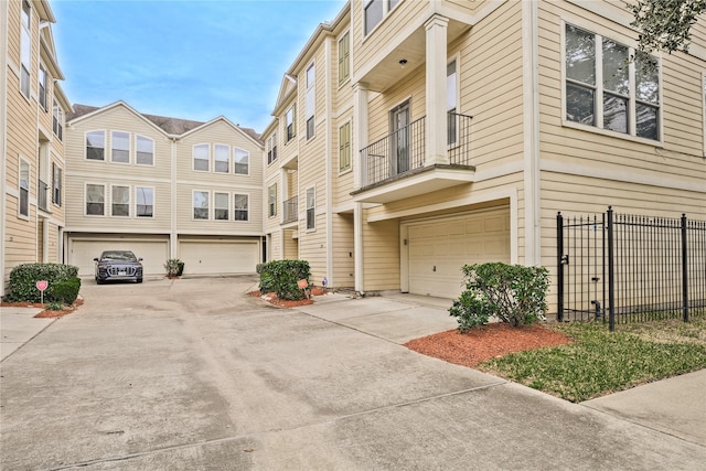 1211 Ennis St, Houston, TX 77003 - view of property featuring a garage, driveway, and fence