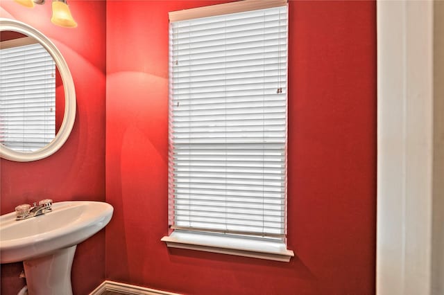 1211 Ennis St, Houston, TX 77003 - bathroom with a sink
