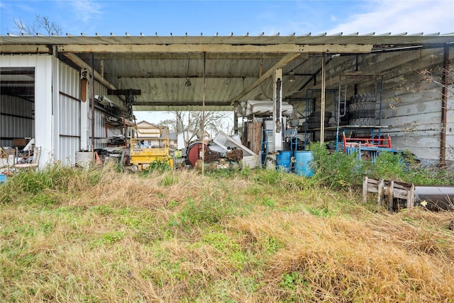 view of yard with an outdoor structure