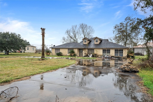 view of front of home featuring a front yard