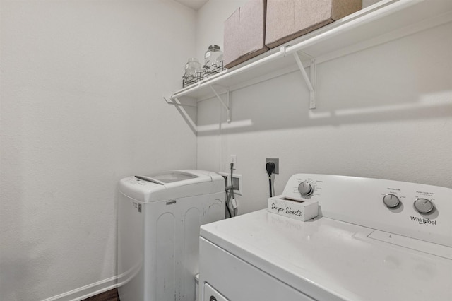 clothes washing area with laundry area, baseboards, and independent washer and dryer