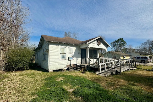 view of front of property featuring a front yard