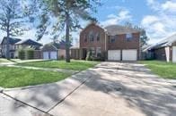 view of front of property featuring a front yard