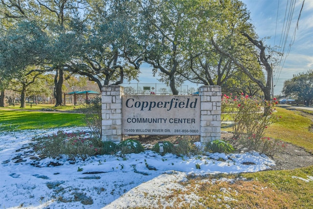 community / neighborhood sign featuring a lawn