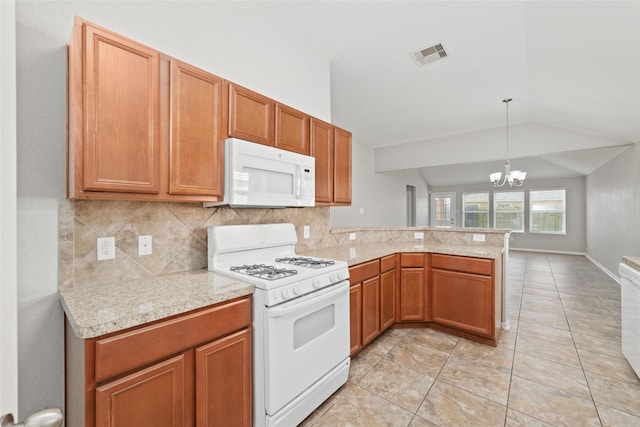 kitchen with white appliances, an inviting chandelier, kitchen peninsula, decorative light fixtures, and lofted ceiling