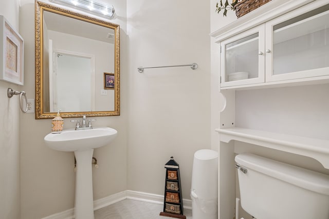 bathroom featuring toilet and sink