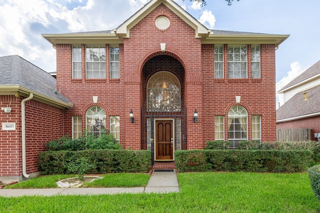 view of front of property featuring a front yard