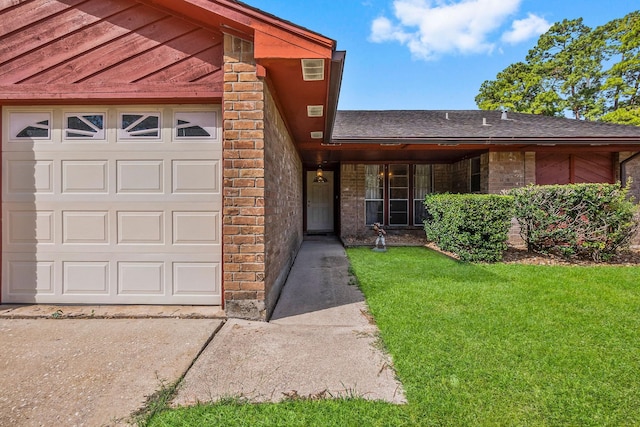 view of front facade with a garage and a front lawn