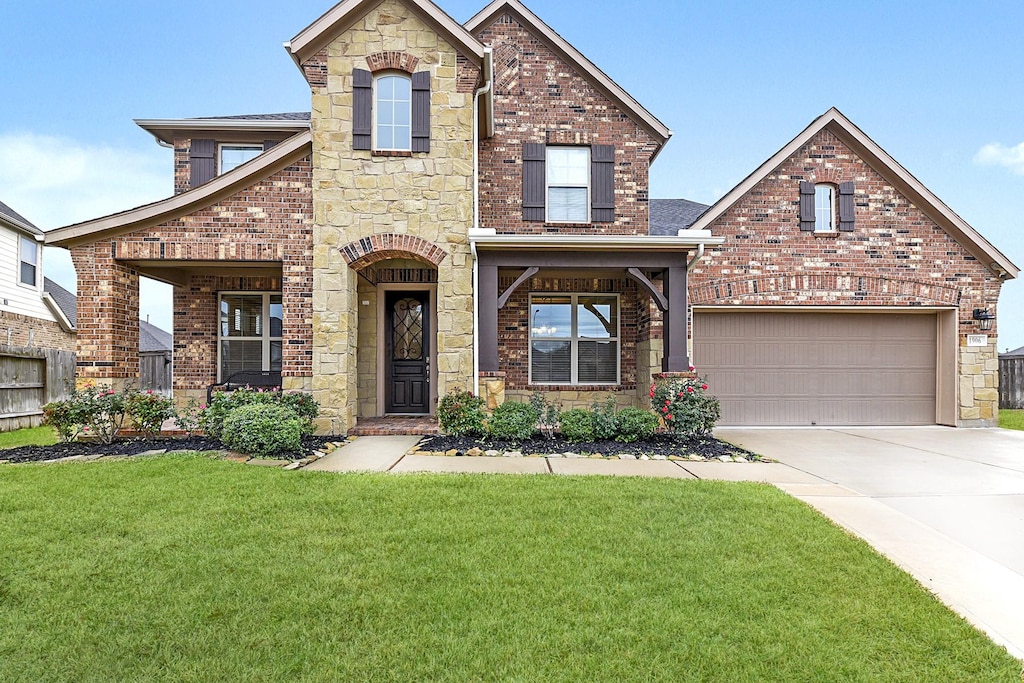 view of front of home featuring a front yard