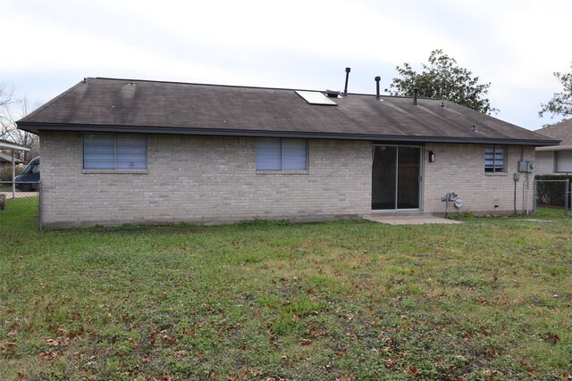 back of house featuring a lawn