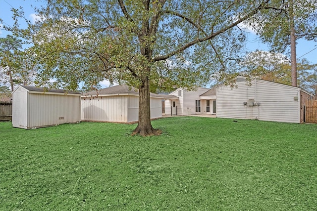 view of yard with a storage shed