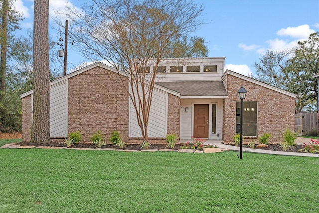 view of front of property featuring a front yard