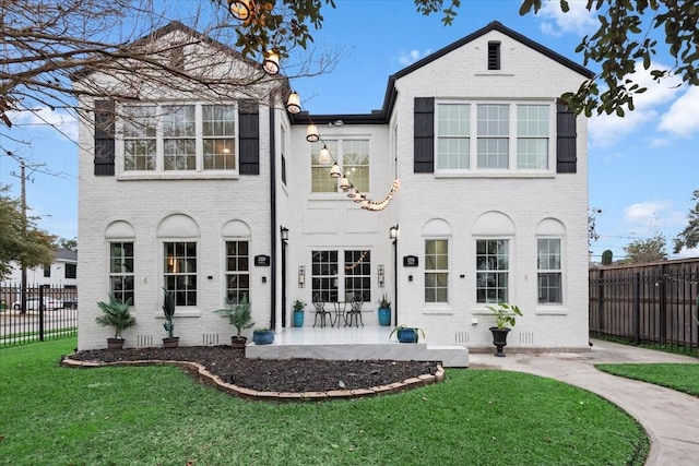 view of front of property featuring a patio and a front lawn