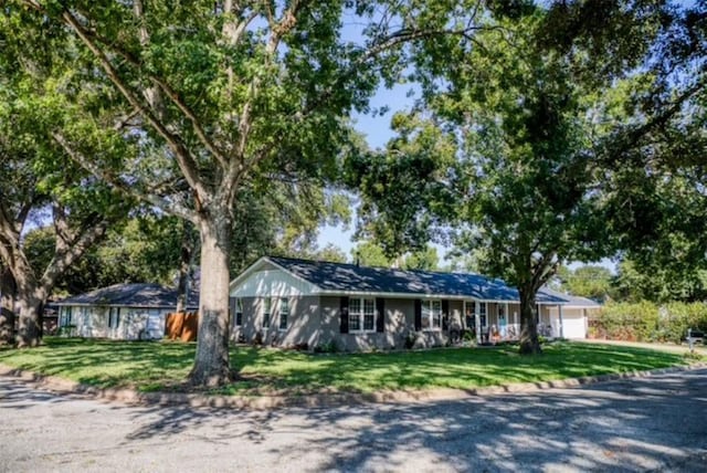 single story home featuring a front yard