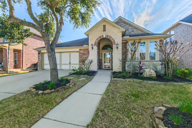 view of front of property featuring a front yard and a garage