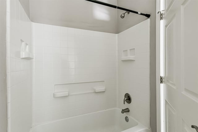 bathroom with tub / shower combination