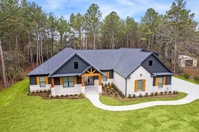 modern farmhouse featuring a front yard