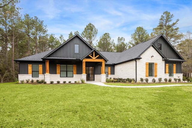 view of front facade featuring a front lawn