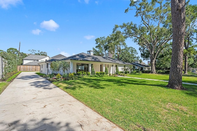 ranch-style house featuring a front lawn