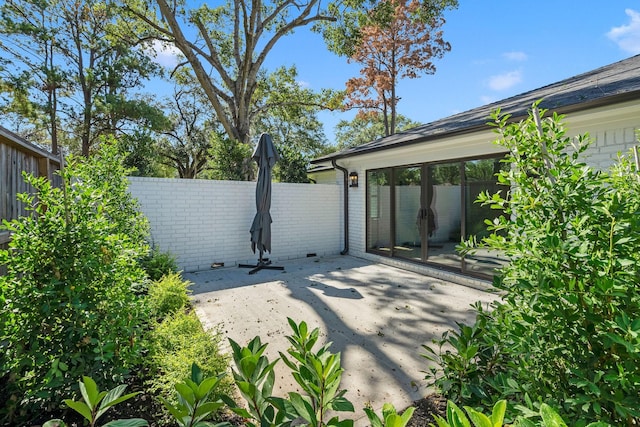 5658 Del Monte Dr, Houston, TX 77056 - garage featuring fence