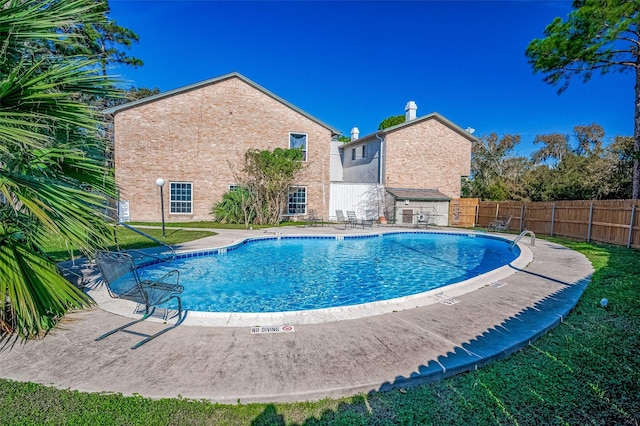 view of swimming pool