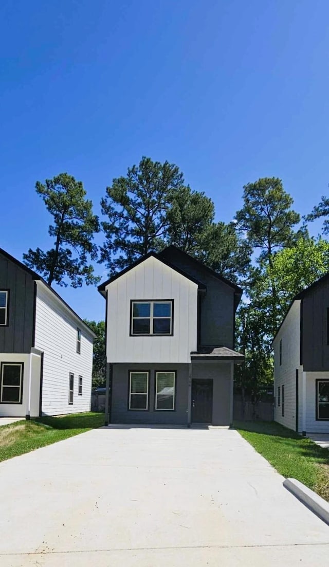 view of front facade with a front yard