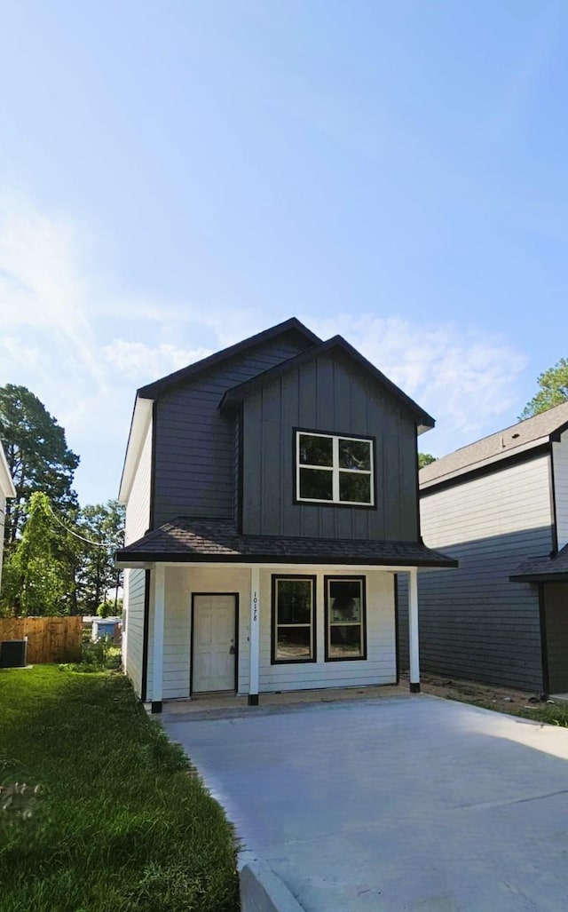 view of front facade with a porch and a front lawn