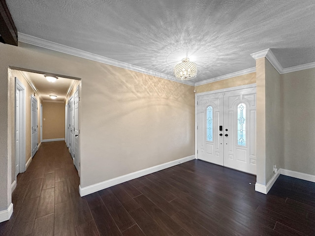 foyer featuring dark wood-type flooring, a chandelier, and crown molding