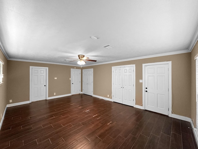 foyer entrance featuring ceiling fan and crown molding