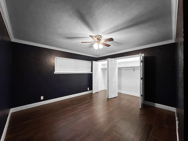 unfurnished bedroom featuring dark wood-type flooring, ceiling fan, ornamental molding, and a textured ceiling