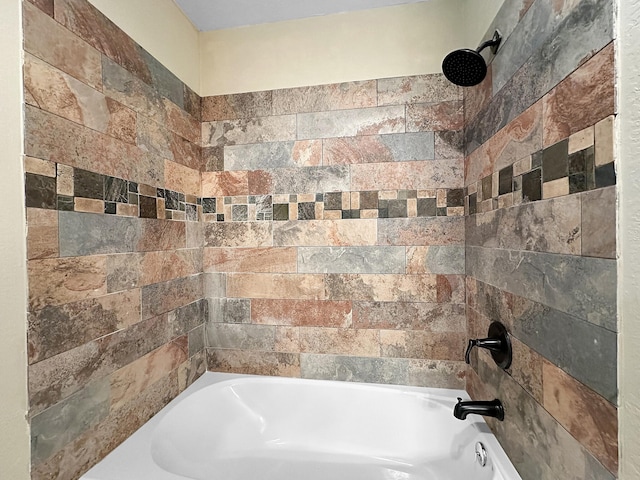 bathroom featuring tiled shower / bath combo