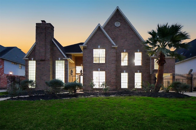 view of front of house featuring a lawn