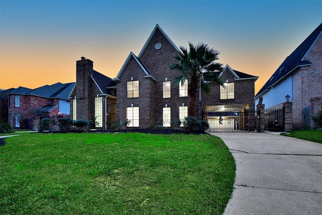 view of front of home featuring a lawn