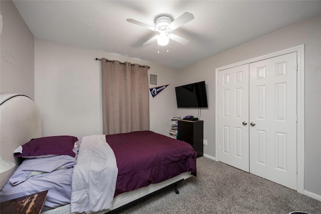 bedroom featuring ceiling fan, a closet, carpet floors, and a textured ceiling