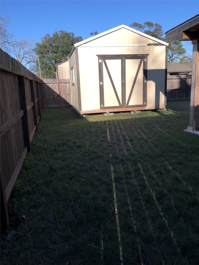 view of yard featuring a storage unit