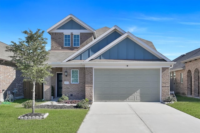 craftsman inspired home featuring a front lawn