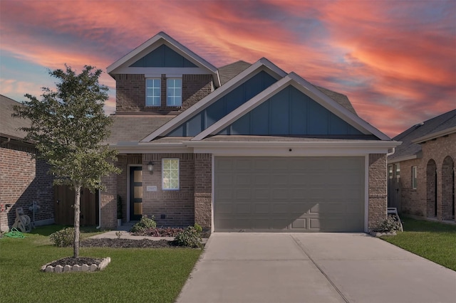 craftsman house featuring a lawn