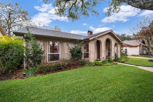 view of front facade featuring a front yard