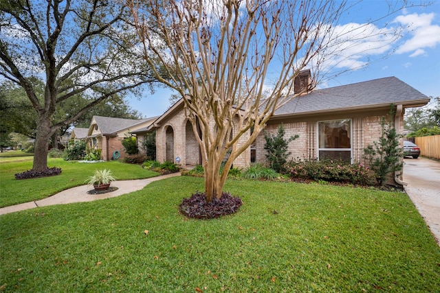 ranch-style house featuring a front yard