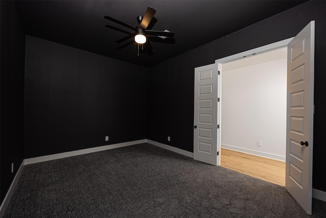 carpeted empty room featuring ceiling fan