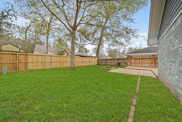 view of yard featuring a patio