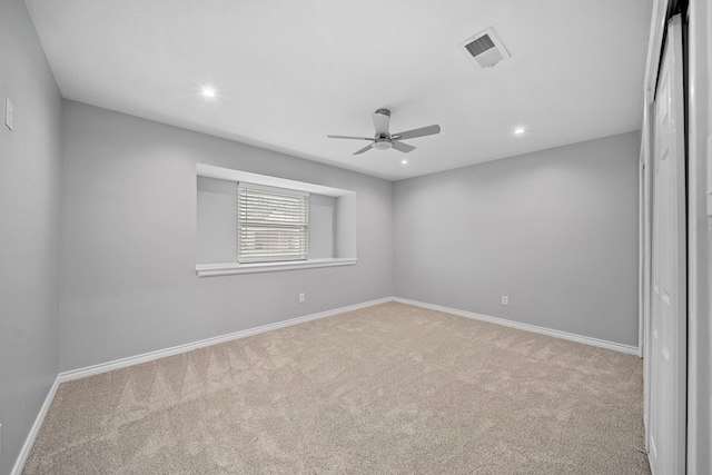 carpeted empty room featuring ceiling fan